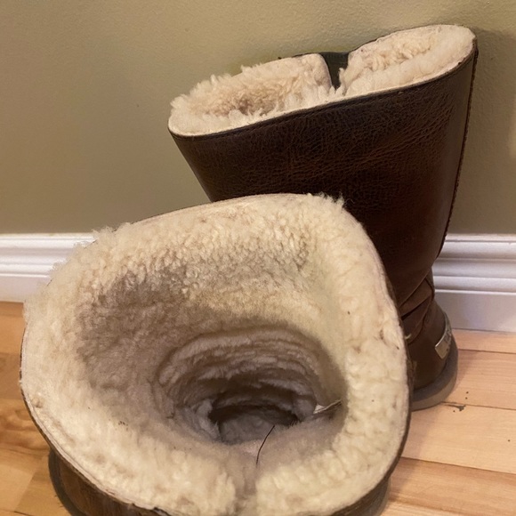 Ugg Kensington Boot - GUC - Size 9 - Picture 2 of 3
